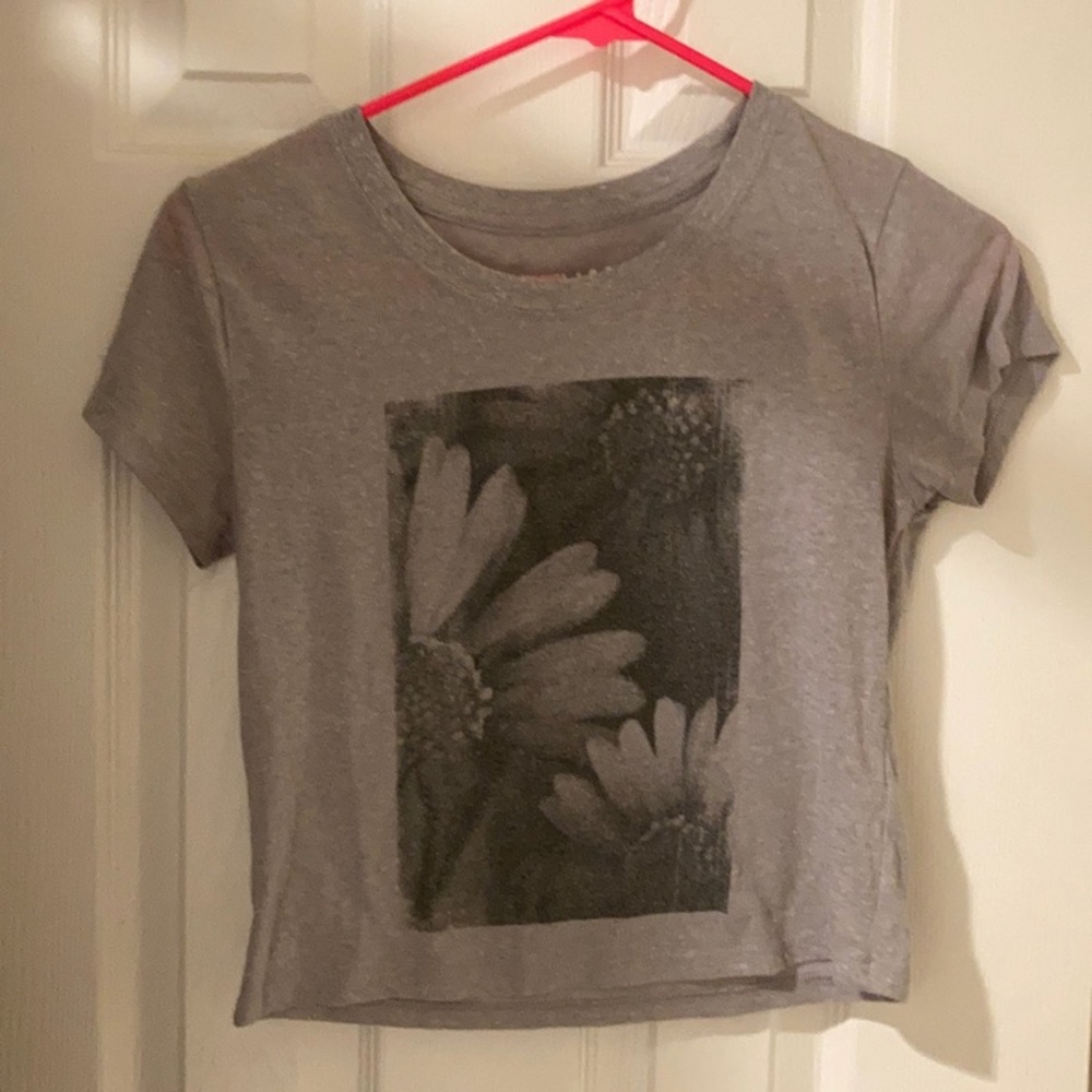 gray cropped short sleeve shirt with flower design on the front - size M